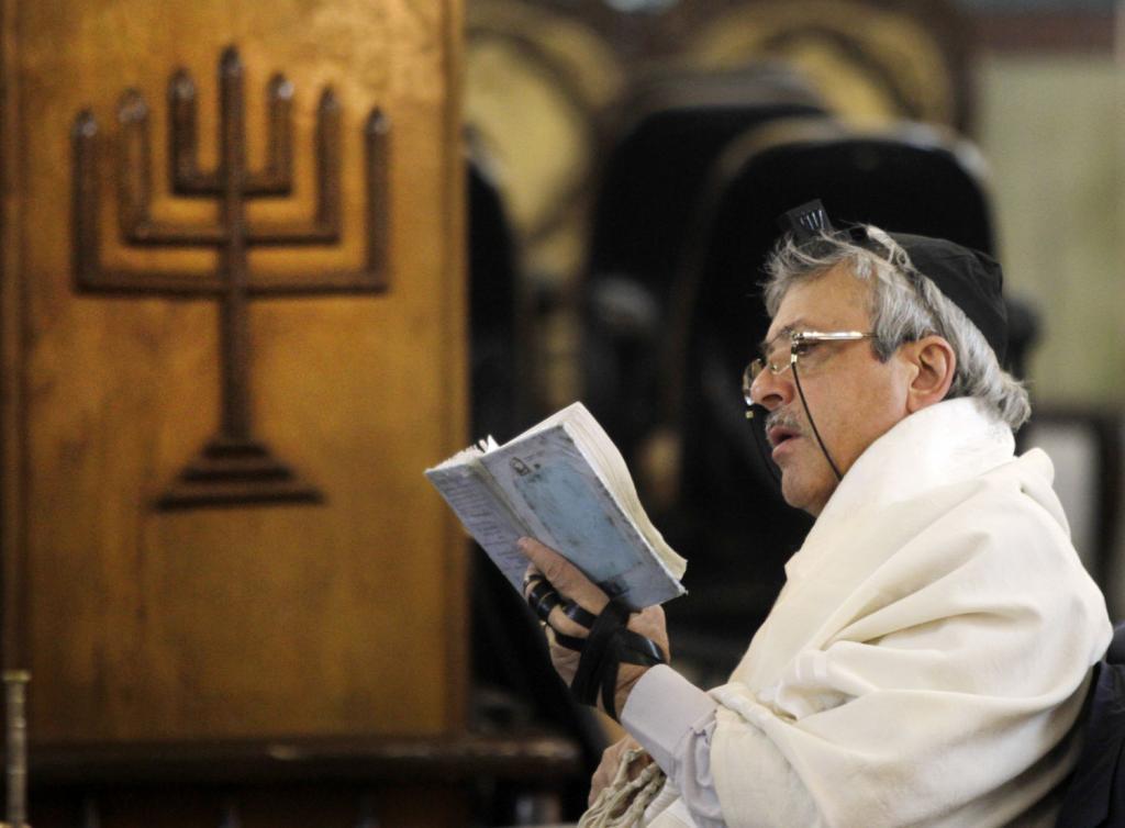 caryophylla:  Photos of Iranian Jews in a synagogue in Tehran, Iran, participating