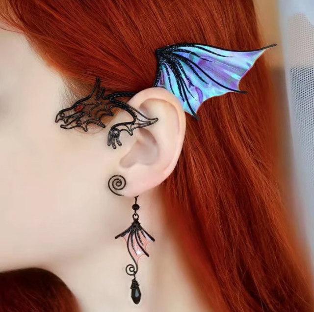 hermitchick:  ritorukerou:sparklezoi:t-emma:themysticalbeing:accidentallylita:literary-squagon:cielo-estrellado-rebloguear:monochromaticvisions:dragon-ear-pendants:This Ear Clip can be softly moulded to fit your ear perfectly and is designed to be hanging