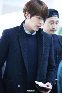 07160914-blog:  11/03/2014 Kim Woo Bin @ Gimpo AirportCredit:RapolyDo Not Edit, Resize or Crop the logoClick for HQ 