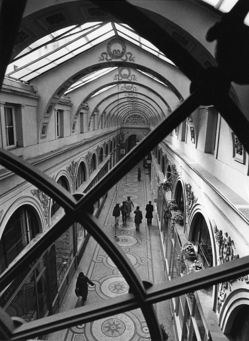 birdsong217:  Robert Doisneau  Galerie Vivienne, adult photos