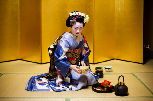 This coordinate owned by Tomikiku okiya (Gion Higashi) is for senior maiko and iscurrently being wor