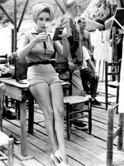 samwanda:  damelizabeth:  Elizabeth Taylor tends to her makeup on the set of Suddenly, Last Summer, 1959.    💕♥   