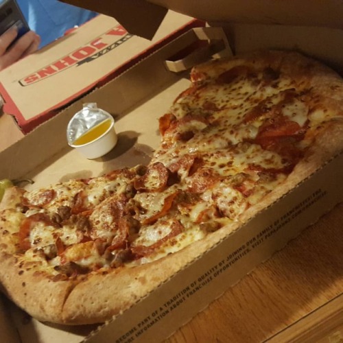 Living the College life while being in a #pizzamood #papajohns https://www.instagram.com/p/BnumU8Mlu