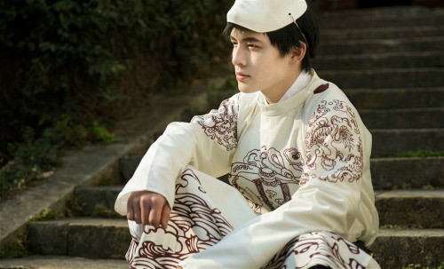 mingsonjia:  Chinese Hanfu for men in style of 曳撒 (yisan, red and green) 贴里 (tieli, blk) and 圆领袍 (yuanlingpao, white) designed by 槐序赋 Huaixufu 