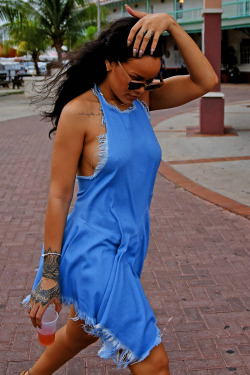 fuckyeahrihanna:  Rihanna in Barbados (26.12.2015.)
