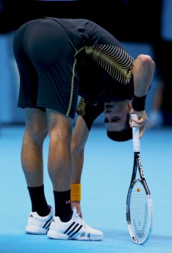 malesportsbooty:  Djokovic bending over. Source: useru4188