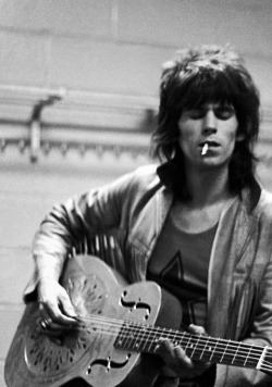 jumpinnick: Keith Richards backstage at the