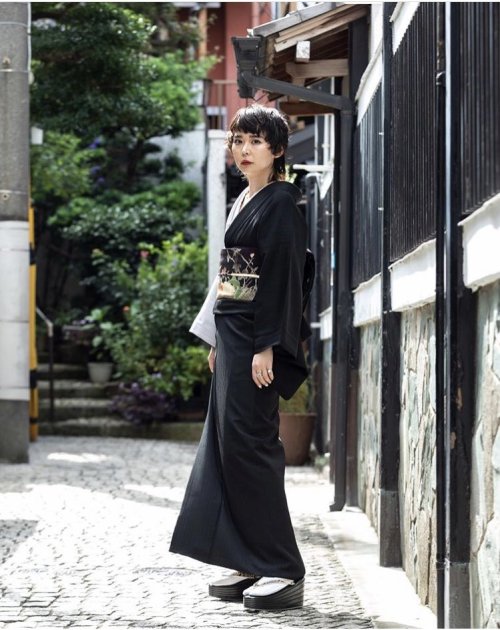 Sleek autumnal kimono outfit, pairing a chic katamigawari stylekimono, with an antique obi depicting