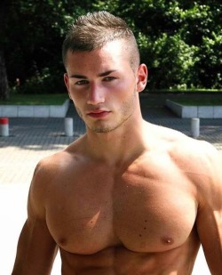 muscleworship808:  HANDSOME
