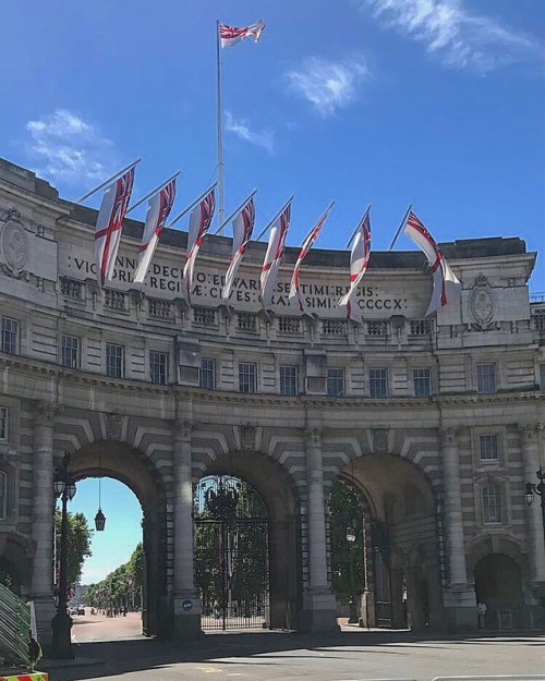 Wandering the grounds near Buckingham Palace