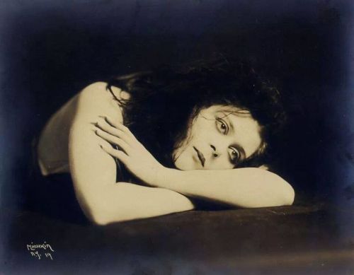 Theda Bara: The first sex symbol of the film era.