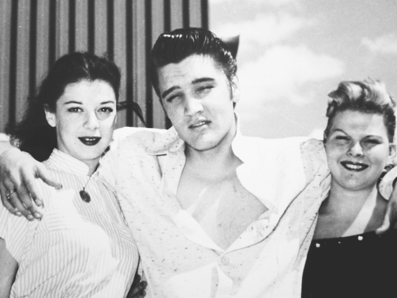 heartburnmotel:  Elvis poses for photos with two show girls outside the New Frontier