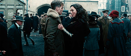 gaygadot:Diana Prince holding his coat for the first and last timewondertrev + favorite touches
