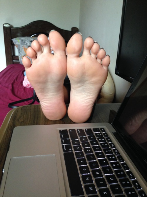aiklop:Mmmm, best feet are those freshly taken out of flats  :)