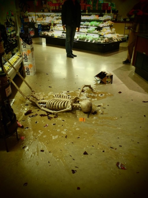 casbean: infamousnfamous: memeguy-com: Halloween display fell over OR THE FIRST CASUALTY OF THE 