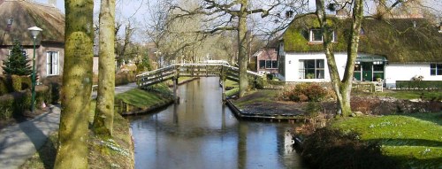 odditiesoflife:A Floating Village with No RoadsThe idyllic village of Giethoorn in the Netherlands h