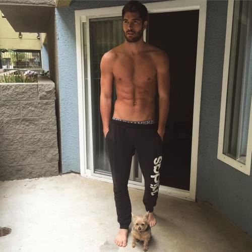vogucci:<33  Don’t step on that thing!