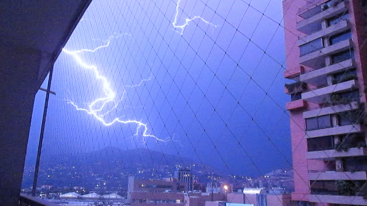 jaidefinichon:  Mientras tanto en Las Condes Tomada a las 1:50am 