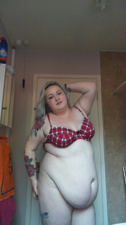 littlemiss-eat-a-lot:  1309-blue-prints-xo:  littlemiss-eat-a-lot:  My bellys getting so huge these days!  beautiful, utter beauty! & cute bra too! 😊  Bras from fashion world !!! Thankyou x