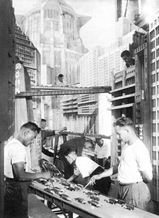 fymodernflapper:  Working on the set of the Movie Metropolis (1927) 