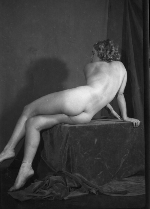 A group of random Alfred Cheney Johnston portraits.  Tag that, motherfuckers.