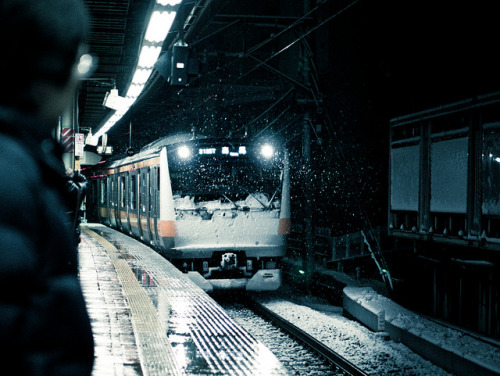 dreams-of-japan:  Chuo Line Train delayed by heavy snow in January by tantake on Flickr.