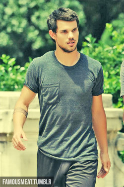 famousmeat:  Taylor Lautner bulges while