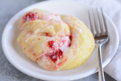 foodffs:Overnight Strawberry Cream Cheese Sweet RollsReally nice recipes. Every hour.Show me what yo