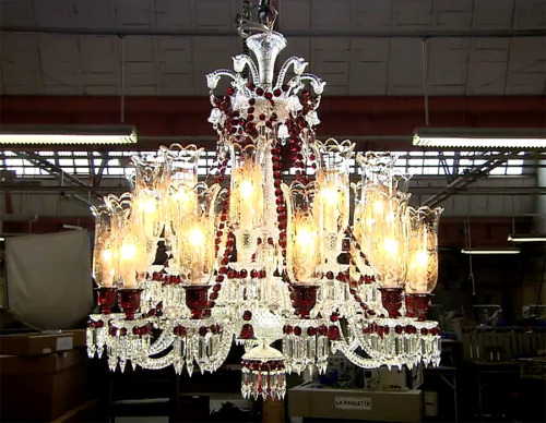 itscolossal:WATCH: The Mesmerizing Process of Making a Glass Chandelier from Scratch (video)