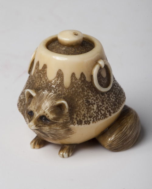 drakontomalloi:Mitsuyuki - Tanuki (raccoon dog) that turned into a tea kettle, after the folk tale B