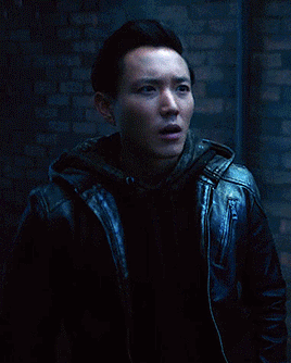 tuagifs:☂️  the umbrella academy:klaus & ben + nonverbal communication
