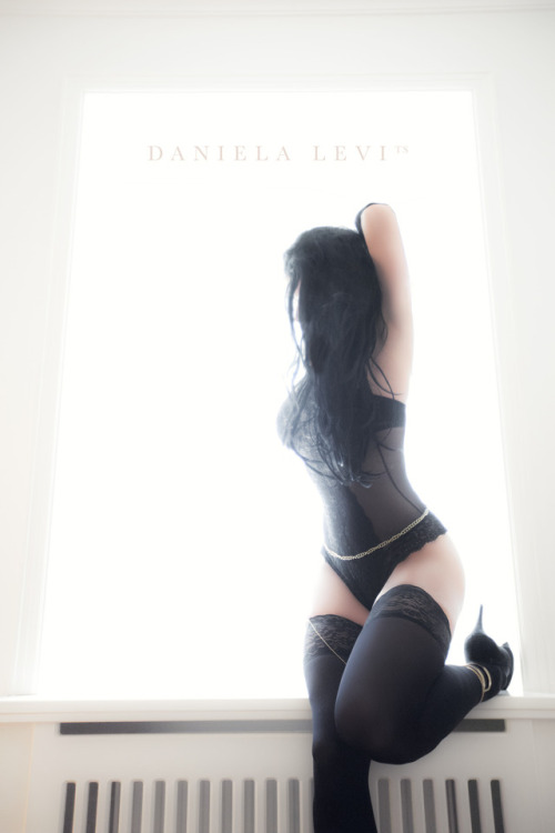 danielalevits:  Your favourite bootygirl is back 👸🏽🍑😂 .. I’ve been dying to do a set in natural light for some time so.. here you are.. As requested, featuring the usual black lace and a a hidden treasure! 💍💛 