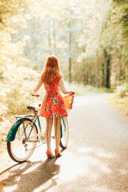 Women in tights... Women on bikes...