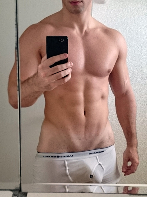 texasfratboy:  so glad this college jock loves to share photos of his hot bod! yummy! 