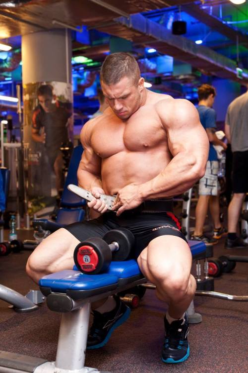 muscle-addicted:  Michal Mikulewicz  Christ those rows he’s probably about to do list be serious if he needs a belt.