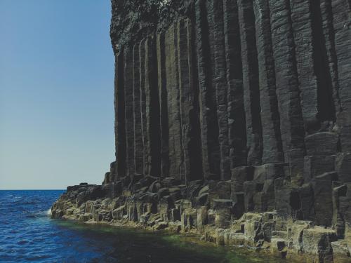 (via The Pillars of Hexagonal Basalts of Staffa Island in Scotland [OC 2040 X 1530] : EarthPorn)