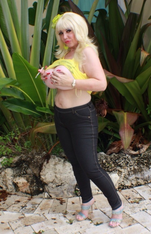 bustymature:  Dee-holiday 1