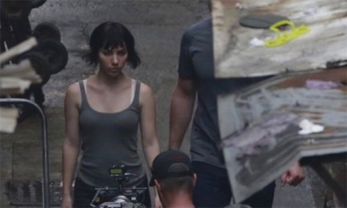 highlandvalley:  映画情報 オスカーノユクエさんのツイート: “「GHOST IN THE SHELL / 攻殻機動隊」ハリウッド実写版の撮影地である香港より現場画像が公開。スカーレット・ヨハンソン演じる主人公、ピロウ・アスベック演じるバトーの姿が。来年3月31日全米公開。