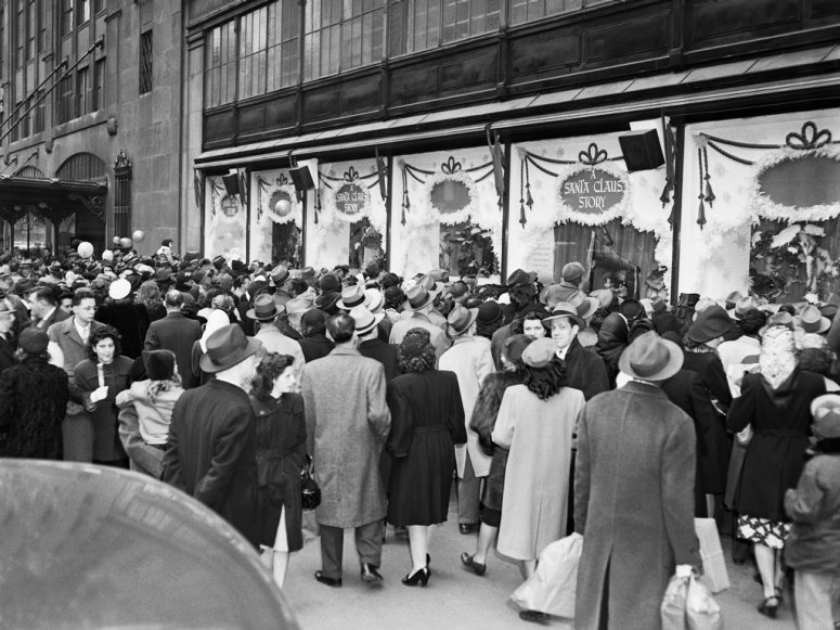 rogerwilkerson:  Manhattan Christmas Window Shopping - New York - 1947 