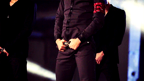 kpopthighsandtushes:  fuck. my life.  