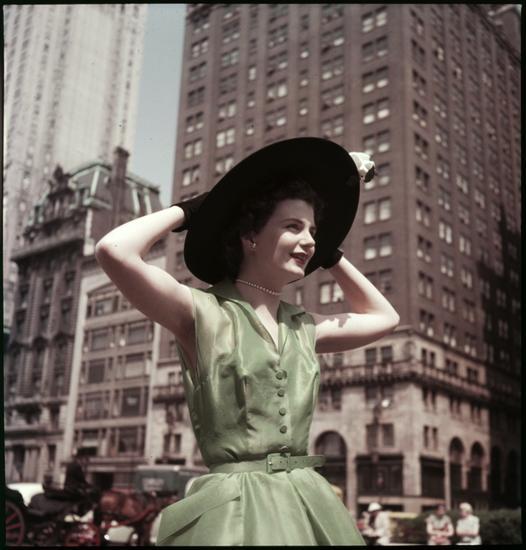 bigcityvintagenyc:  Fifth Avenue, Women modeling on the sidewalk in 1952.  