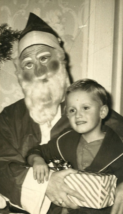 horroroftruant:  Creepy Santa Photos Part III Part I | Part II