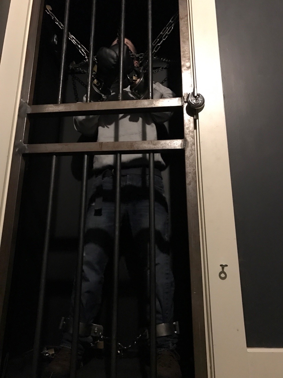 seabondagesadist:  Kidnapped twink chained up in the cell. 😈  I picked him up