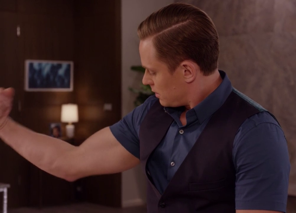 hotashellcelebmen:  More here :https://auscaps.me/2017/05/22/billy-magnussen-shirtless-in-unbreakable-kimmy-schmidt-3-12/