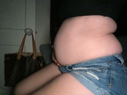 girlgrowingabelly-deactivated20:Think I can have it touch my thighs by summer? ~165