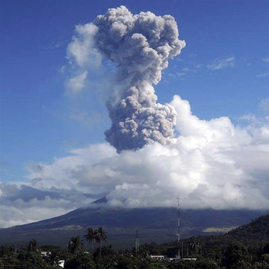 inothernews:
“ CONE OF NOT SILENCE Mount Mayon, one of the Philippines’ most active volcanoes, rumbled to life Tuesday, spewing room-sized rocks toward nearly 30 surprised climbers. Five people were killed; no evacuations were planned. (Photo:...