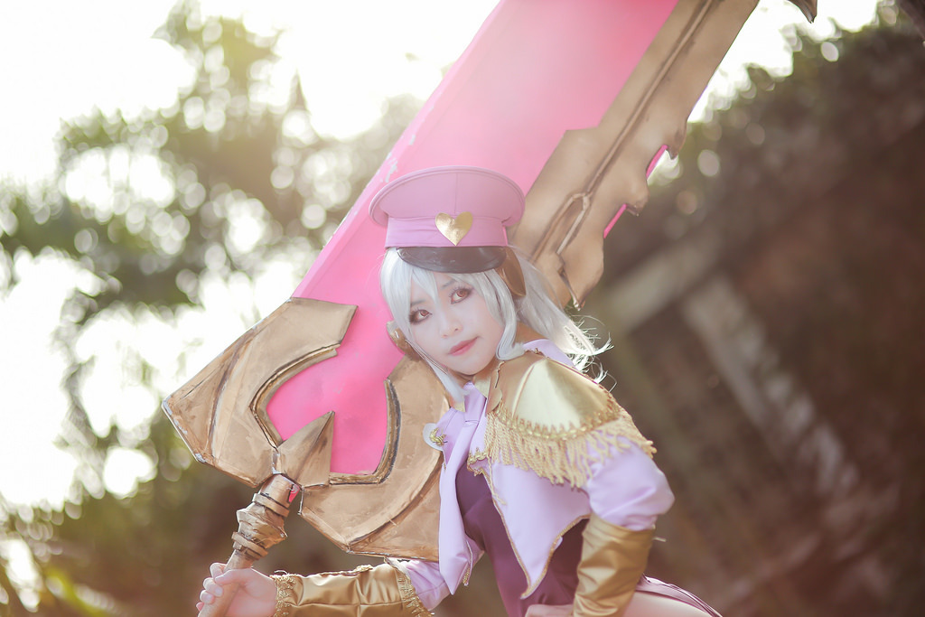 league-of-legends-sexy-girls:  Riven Cosplay 