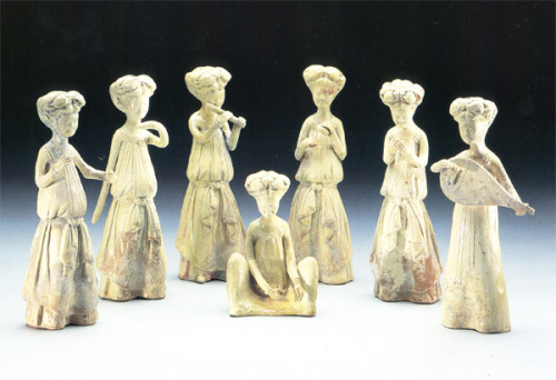 Seven straw glazed figures of musicians and dancers from the Sui dynasty