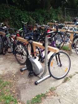 haha-woww:  redditfront:  Someone locked an ergometer to a bycicle rack O.o  haha…. woww….