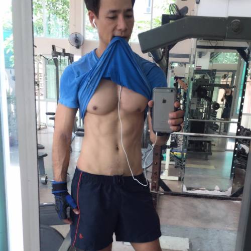 asianhunk-pecs-nips-asses:  His delicious nipples inform him to keep flirting!